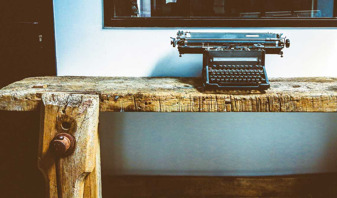 Machine à écrire vintage sur une table en bois